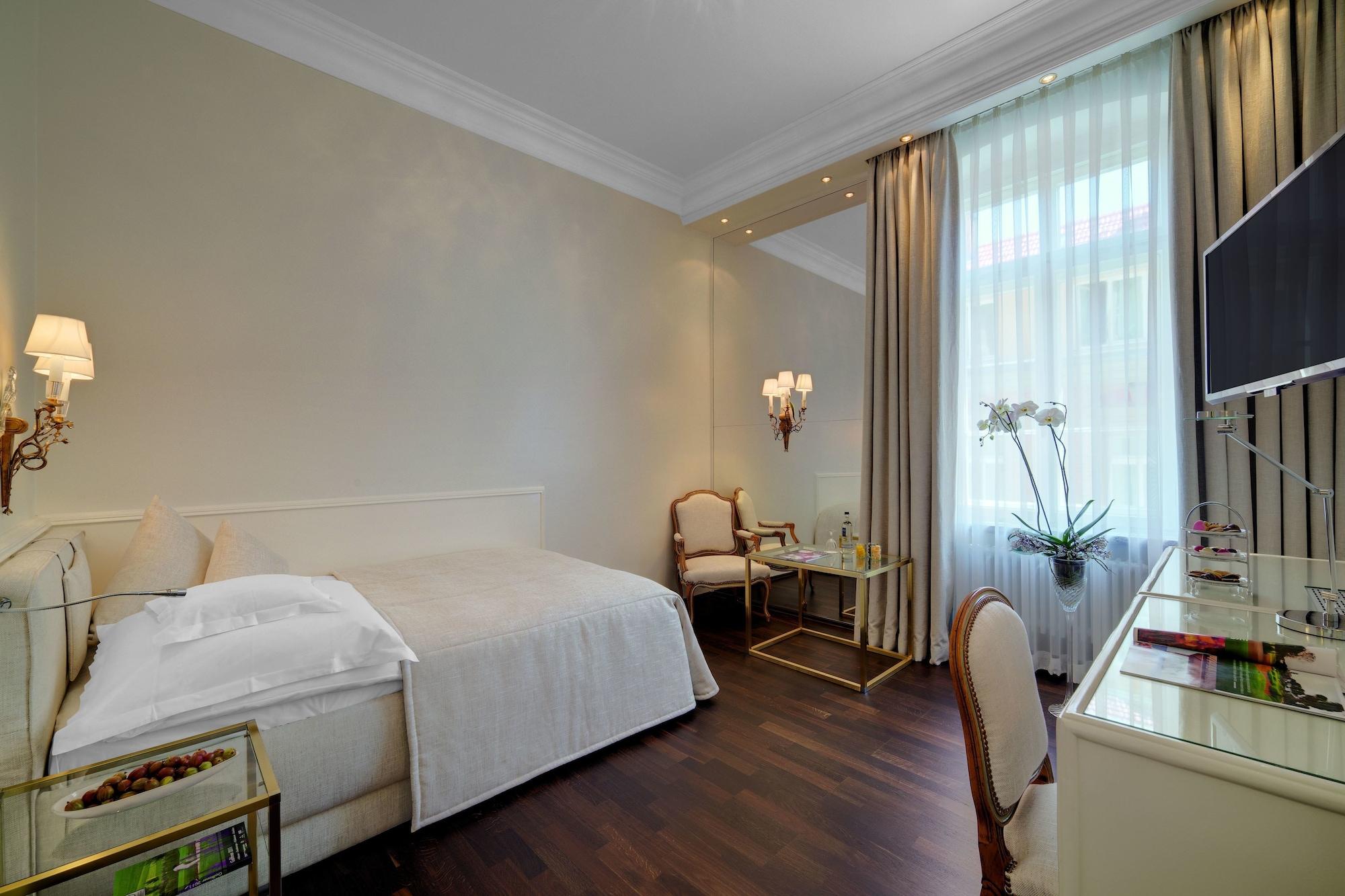 Hotel Europaeischer Hof Heidelberg, Bestes Hotel Deutschlands In Historischer Architektur Εξωτερικό φωτογραφία A room at the Hotel de la Paix