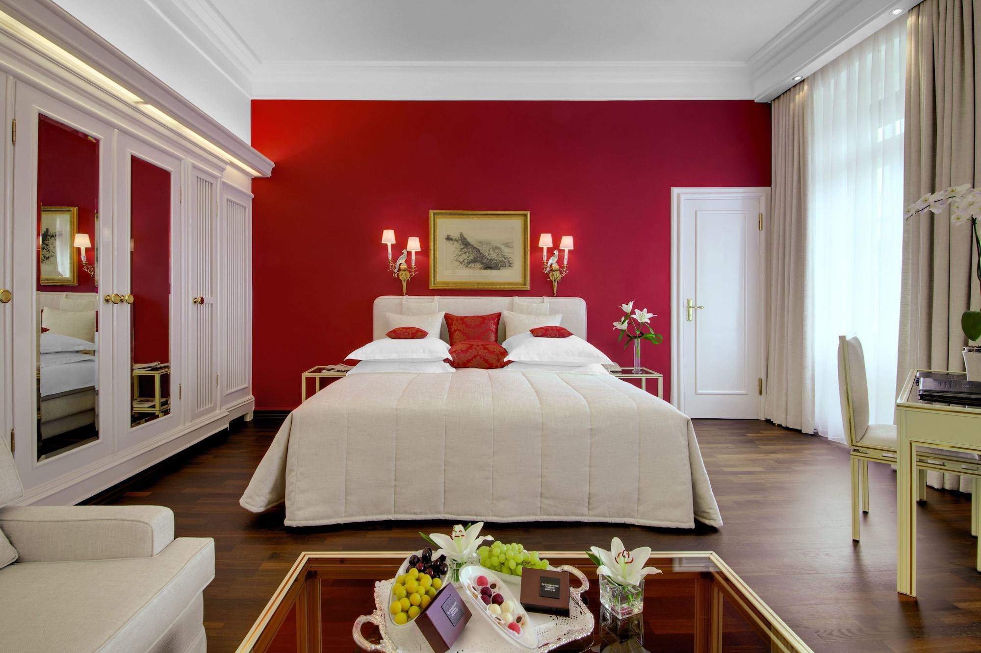 Hotel Europaeischer Hof Heidelberg, Bestes Hotel Deutschlands In Historischer Architektur Εξωτερικό φωτογραφία A room at the Hotel de la Paix